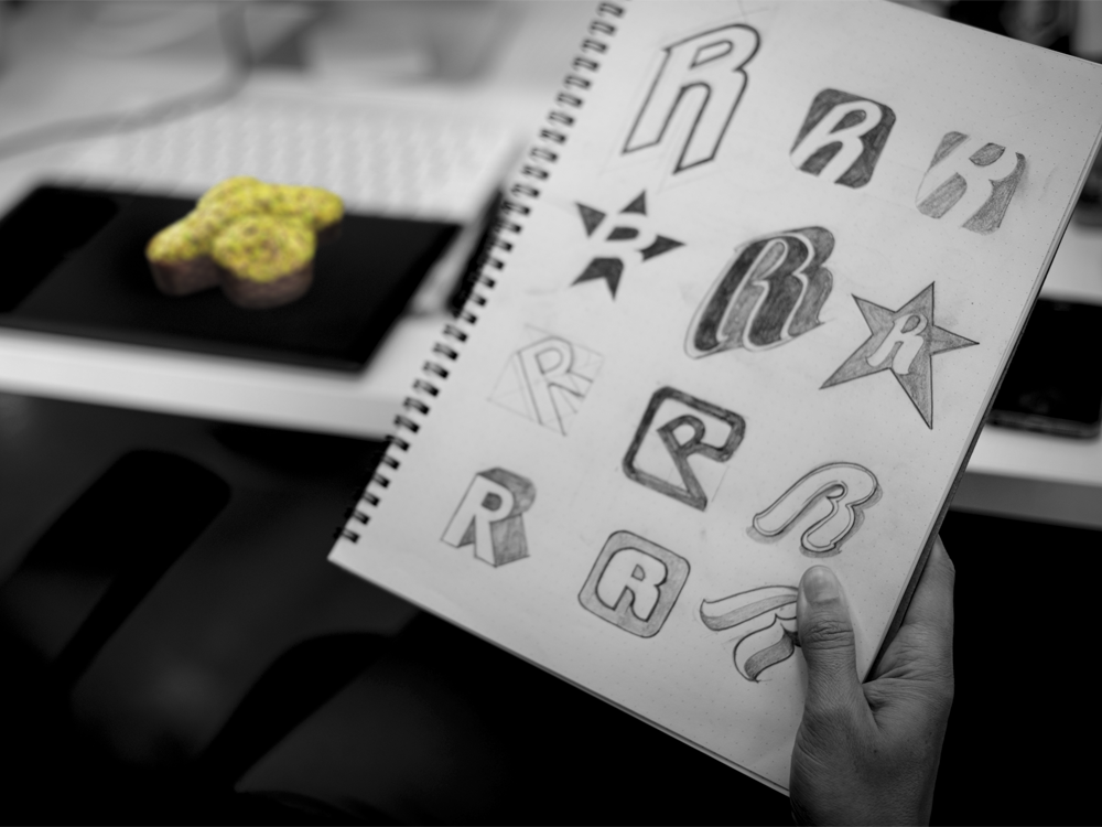 Quaderno con disegno del restyling di un logo